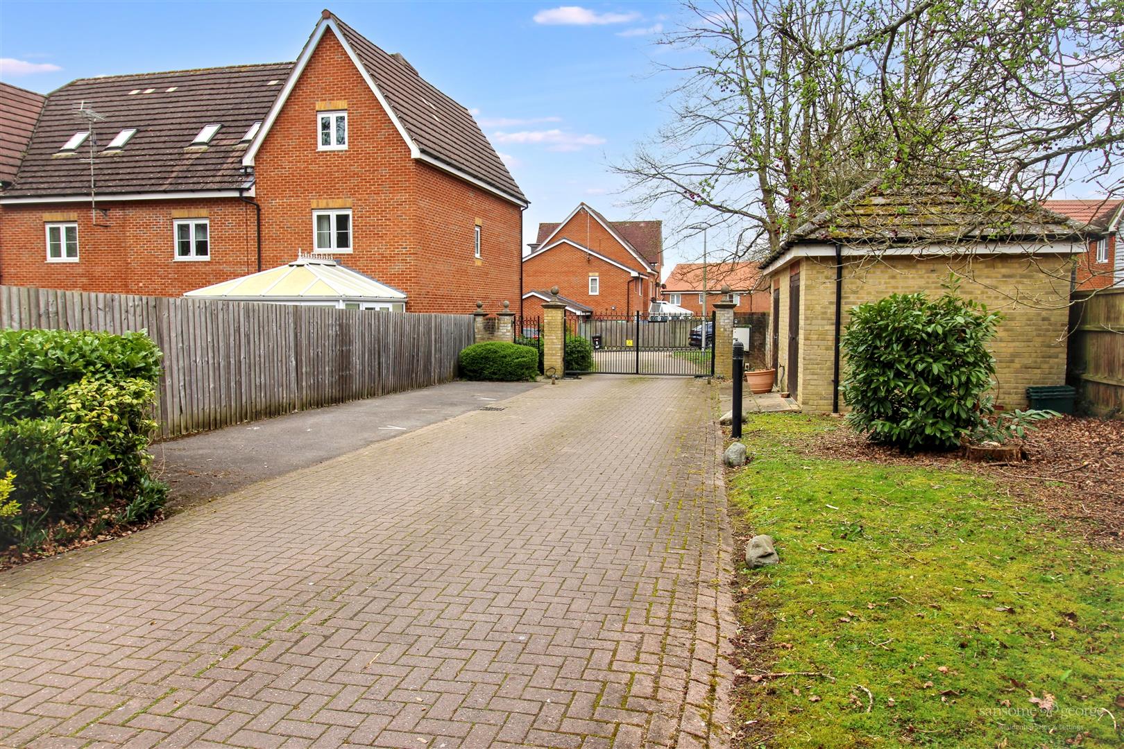 Pryor Close, Tilehurst, Reading